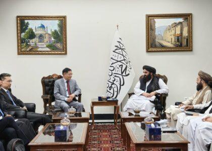 مولوي امیرخان متقي او د چین ځانګړي استازي د افغانستان د بیارغونې په اړه خبرې کړې