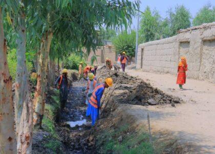 کار دو پروژۀ سرک‌سازی به ارزش نزدیک به ۱۸ میلیون افغانی در شهر جلال‌آباد آغاز شد