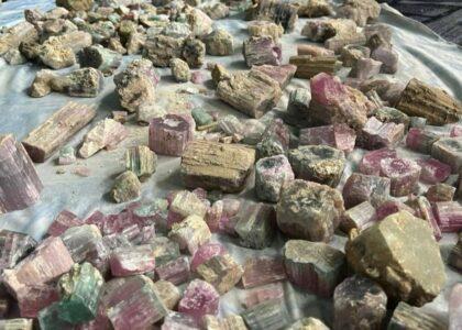 به ارزش ۱۲۰ میلیون افغانی سنگ بیروج در نورستان به فروش رسید