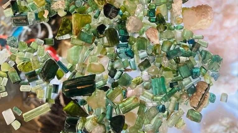 نورستان کې د ۱۵۰ میلیون افغانیو په ارزښت قیمتي او نیمه‌ قیمتي ډبرې وپلورل شوې