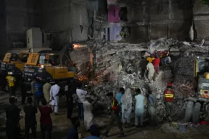 د پاکستان په کراچۍ کې د یوې ودانۍ نړېدو پېښه کې اته کسان مړه او نهه نور ټپیان شوي