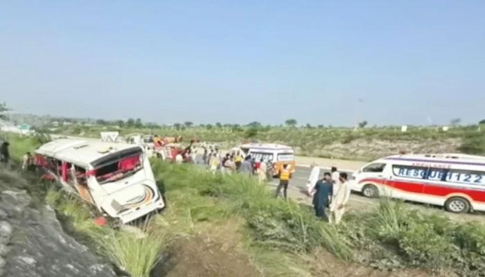 9 killed, 31 injured in Pakistan bus crash