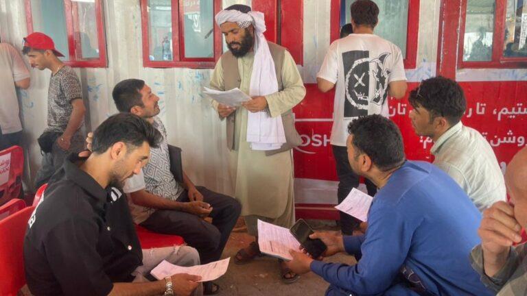 مسوولین: اسلام‌کلا بندر کې کډوالو ته هره ورځ ۷۵۰۰ وړیا سیم‌‌کارتونه وېشل کېږي