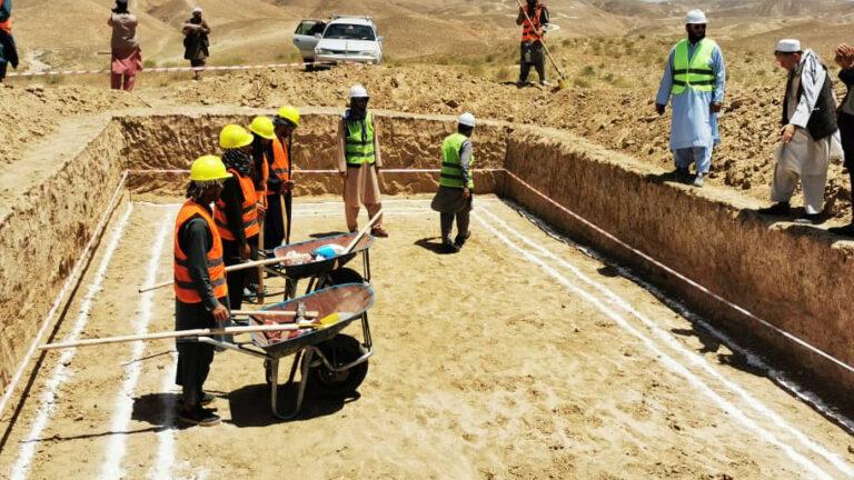 آغاز کار ساخت یک شبکۀ آبرسانی در سمنگان؛ بیش از ۱۰ هزار تن از آب اشامیدنی مستفید خواهند شد