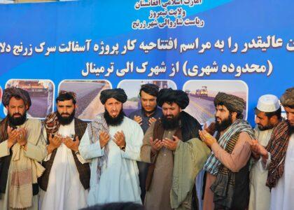 کار قیرریزی یک سرک در شهر زرنج آغاز شد