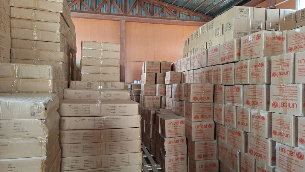 توزیع کتاب‌ها و کیت‌های آموزشی به مکاتب در جوزجان