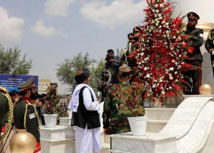 از سالروز استرداد استقلال کشور با گذاشتن اکلیل گل در پای مناز آزادی گرامی‌داشت شد