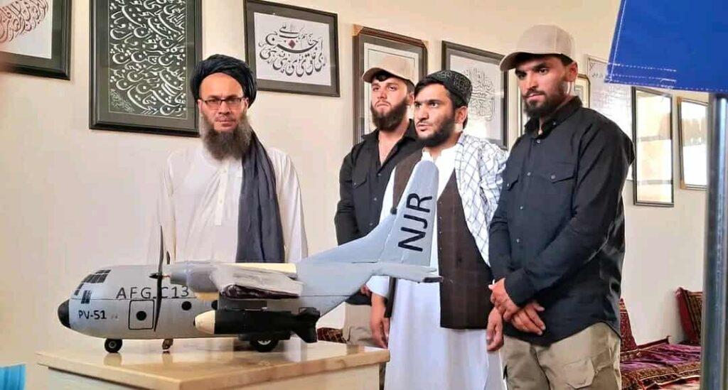 دو جوان در کاپیسا طیارهٔ شبیه «C-130» ساخته‌اند