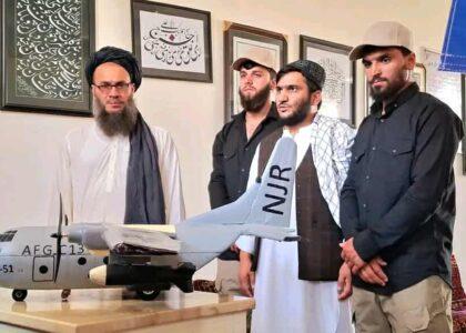 دو جوان در کاپیسا طیارهٔ شبیه «C-130» ساخته‌اند