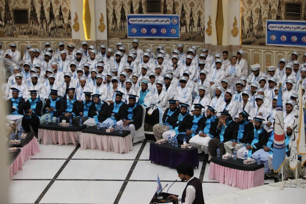 کندهار کې د روغتیايي علومو له یوه خصوصي انسټيټوټه سلګونه کسان فارغ شول