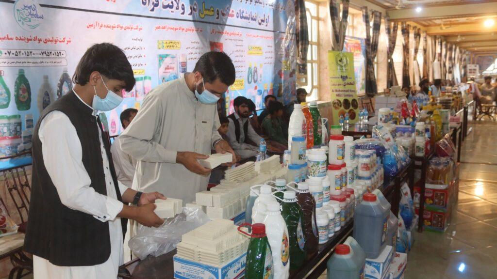 فراه کې په لومړي ځل د «عنابو او شاتو» نندارتون پرانیستل شو