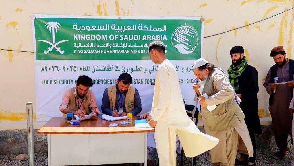 روند توزیع کمک‌های بنیاد «ملک سلمان» برای پنج هزار خانوادۀ برگشته ازایران در هرات آغاز شد