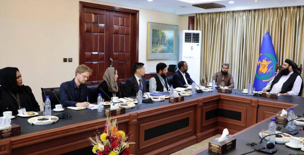 مولوي عبدالکبیر د کډوالو نړۍوال سازمان له استازي سره د افغان کډوالو پر ملاتړ خبرې کړې