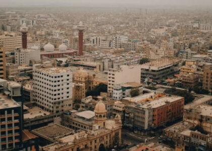 د پاکستان کراچۍ کې د هوایي ‌ډزو له امله درې کسان وژل شوي او ۷۵ نور ټپیان دي