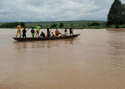 نایجیریا کې د کښتۍ ډوبېدو پېښه؛ لس کسان ژغورل شوي او ۴۰ نور نادرکه دي