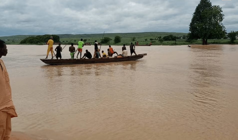 نایجیریا کې د کښتۍ ډوبېدو پېښه؛ لس کسان ژغورل شوي او ۴۰ نور نادرکه دي