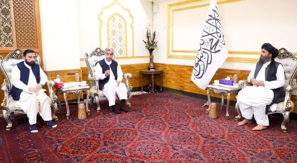 ملا برادر: نهادهای کمک‌رسان بین‌المللی نیز در بازسازی افغانستان همکاری کنند