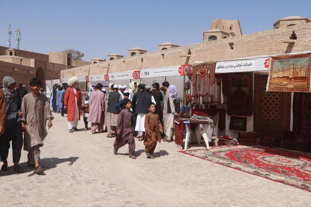 نمایشگاه صنایع دستی و هنری به مناسبت هفته گردشگری در هرات برگزار شد