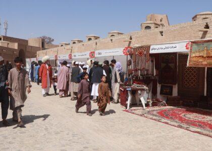 نمایشگاه صنایع دستی و هنری به مناسبت هفته گردشگری در هرات برگزار شد