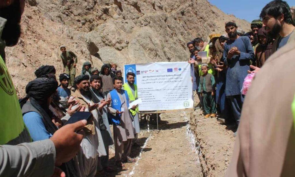 کار هفت پروژۀ انکشافی به ارزش نزدیک به ۱۳ میلیون افغانی در دایکندی آغاز شد