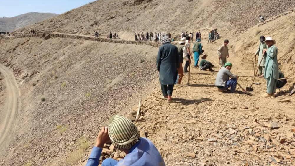 کار احداث یک سرک با هزینۀ مردمی در ولسوالی میرامور دایکندی آغاز شد