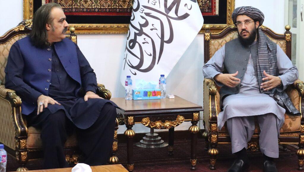 اسلام‌اباد کې افغان سفیر له علي امین ګنډاپور سره د دوه اړخیزو اړیکو پر پياوړتیا خبرې کړې