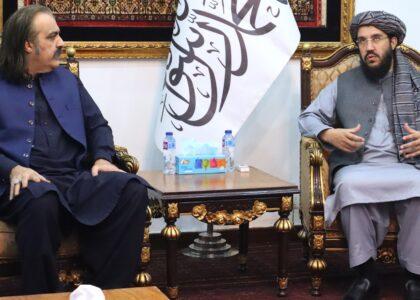 اسلام‌اباد کې افغان سفیر له علي امین ګنډاپور سره د دوه اړخیزو اړیکو پر پياوړتیا خبرې کړې