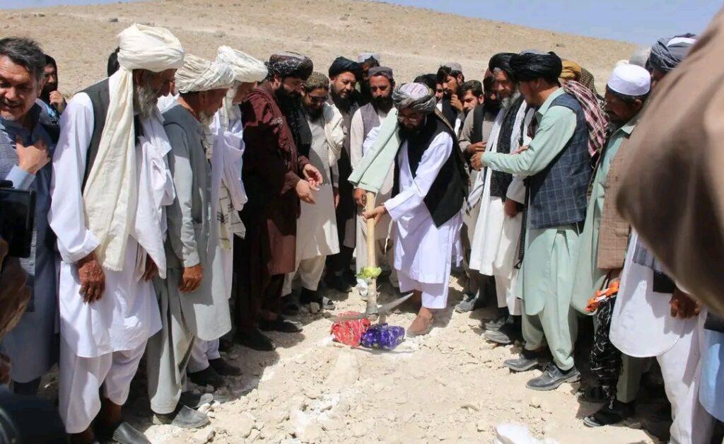 تعمیر یک مرکز صحی به هزینۀ شخصی مردم در قره‌باغ غزنی ساخته می‌شود