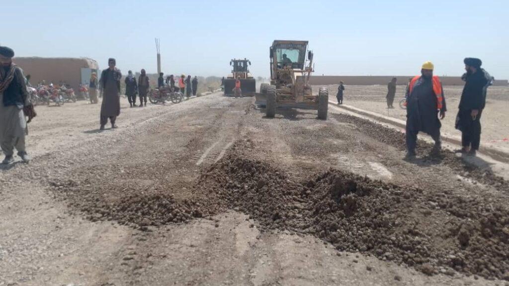 غزني کې د ۲۱ کیلومتره سړک د بیارغولو چارې پیل شوې