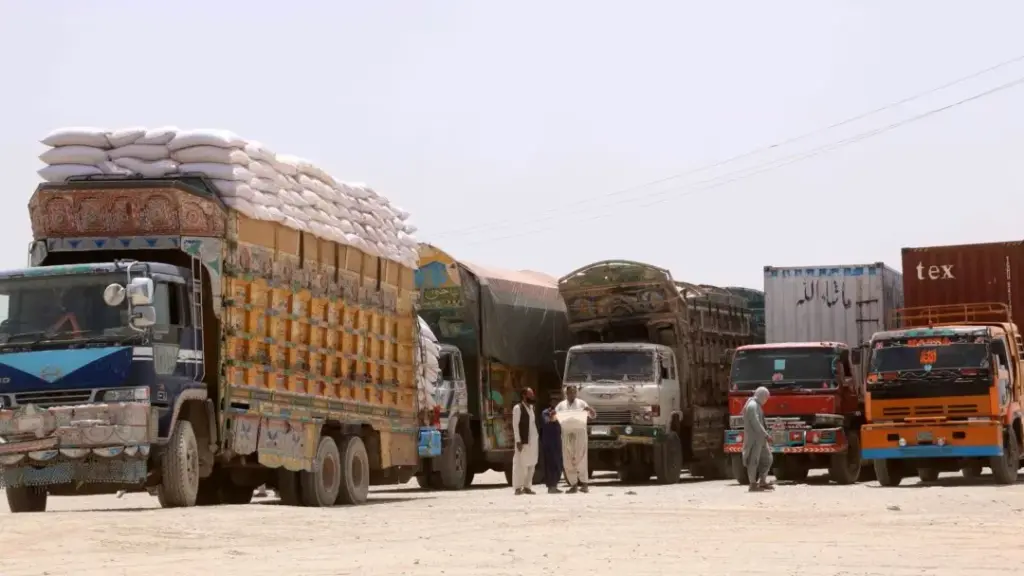 راه‌های غلام‌خان و دندپتان دوباره به‌روی موترهای باربری باز شدند