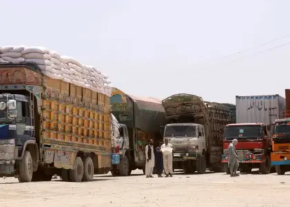 راه‌های غلام‌خان و دندپتان دوباره به‌روی موترهای باربری باز شدند