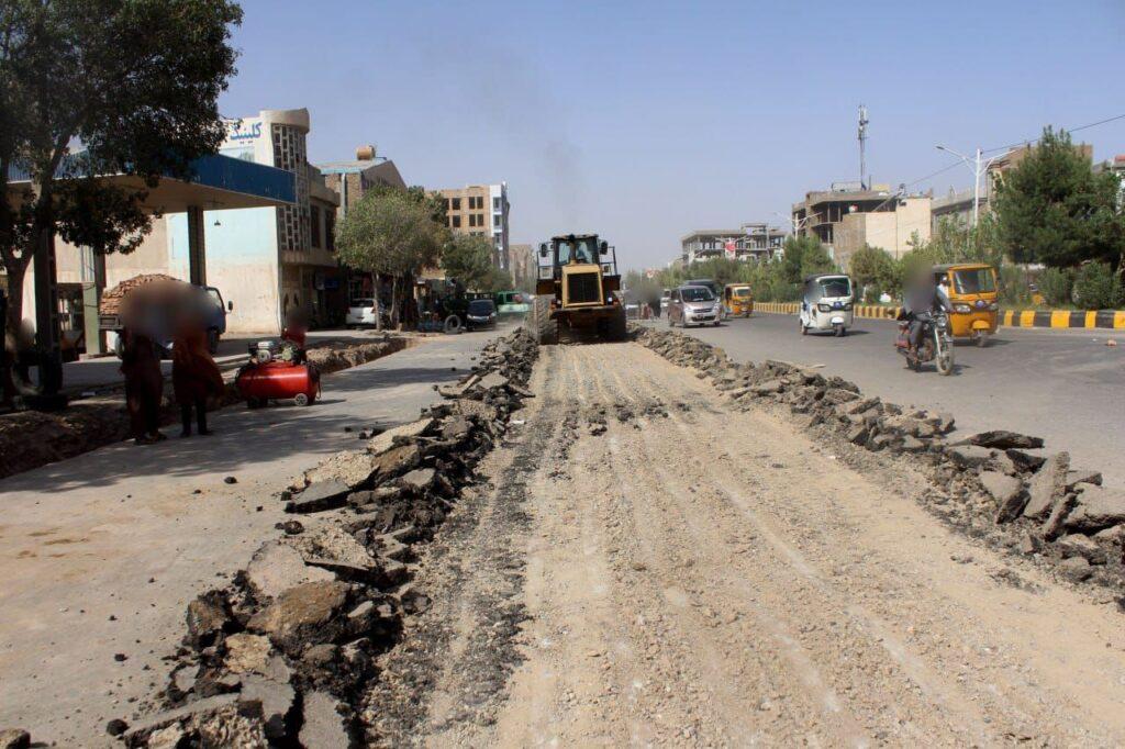 تخریب بخشی از یک سرک در شهر هرات به دلیل پایین بودن کیفیت