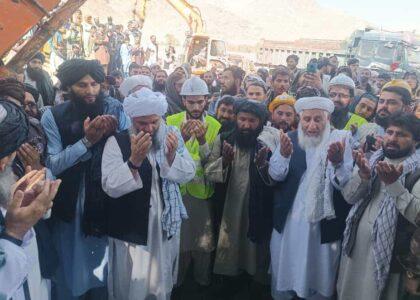 کار قیرریزی ۱۳.۷ کیلومتر سرک در کاپیسا آغاز شد