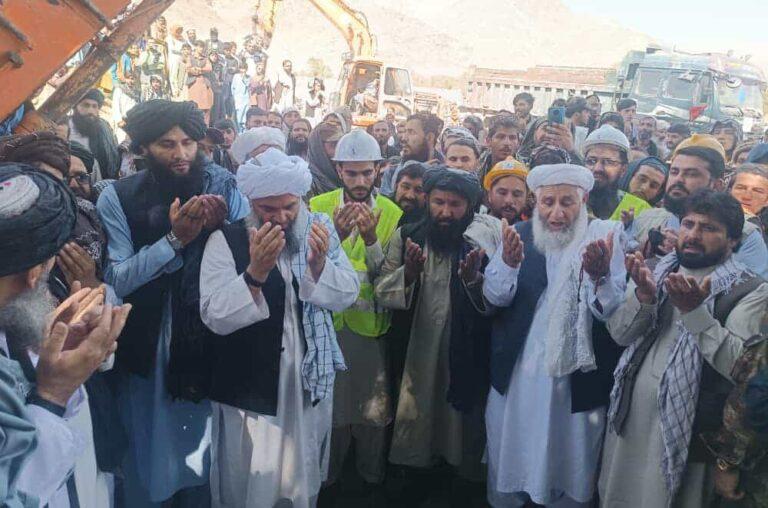 کار قیرریزی ۱۳.۷ کیلومتر سرک در کاپیسا آغاز شد