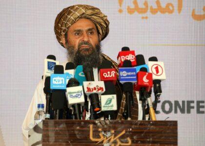 ملا برادر: پر افغانستان لګول شوي مالي او بانکي محدودیتونه نور باید پای ‌ته ورسېږي