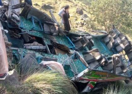 خیبرپښتونخوا کې د ترافیکي پېښې له امله ۱۴ کسانو ته مرګ‌ژوبله اوښتې