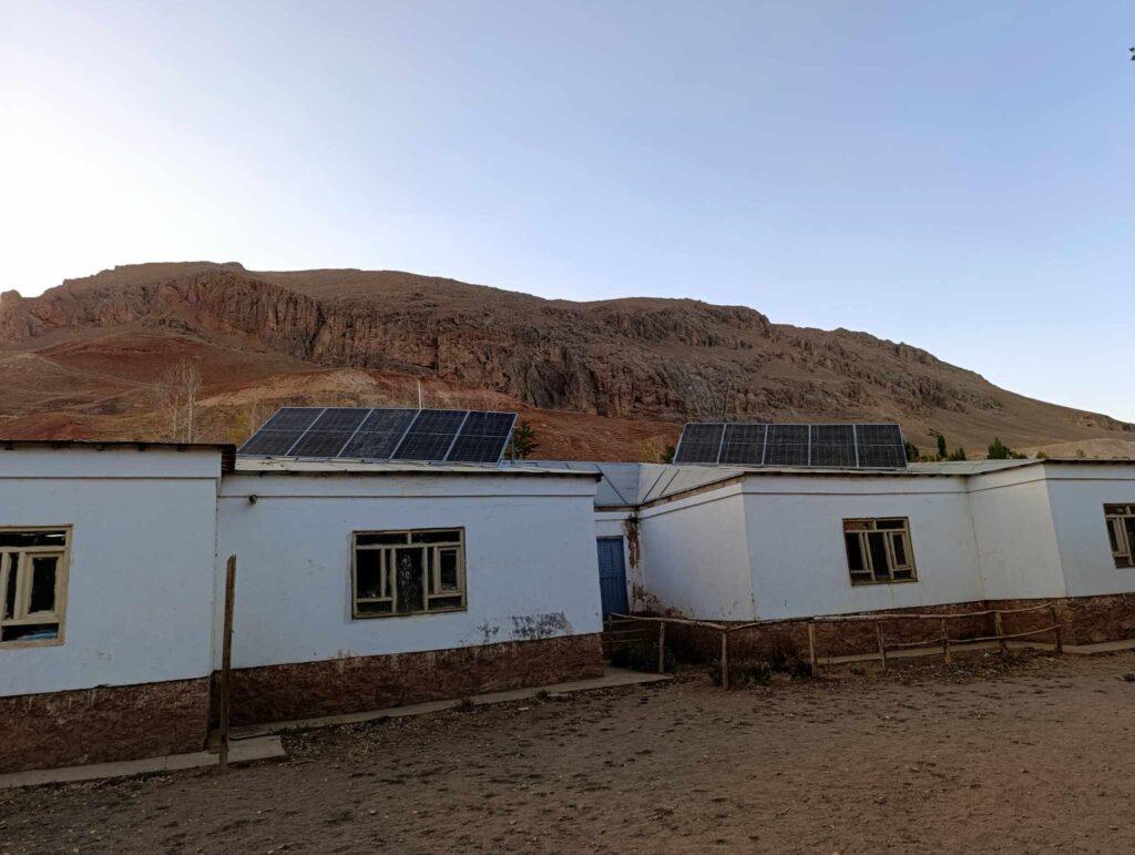 فعال‌سازی سیستم برق خورشیدی به هزینۀ ۵۰ هزار دالر در دو مکتب در بامیان