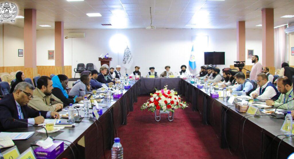 د اقتصاد وزیر له زلزله‌‌ځپلو سره د مرستو چټکولو په موخه د م.م ادارو له استازو سره ناسته کړې