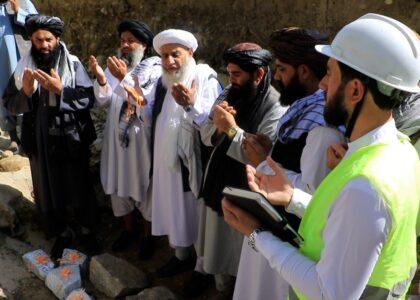 کار ترمیم یک پُل و داغ‌گیری سرک عمومی ولسوالی نجراب کاپیسا آغاز شد