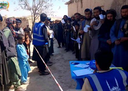 به صدها خانوادهٔ بی‌بضاعت در غور پول نقد مساعدت شد