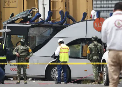 مکسیکو کې ترافیکي پېښه؛ لږ تر لږه لس کسان مړه او ۶۱ نور ټپیان شوي