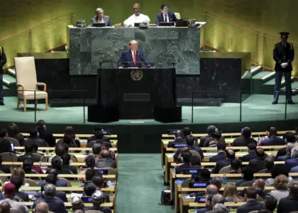 ټرمپ د یو شمېر اسلامي هېوادونو له مشرانو سره ګوري