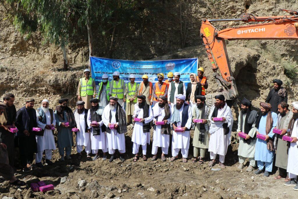 خوست کې ډیورنډ کرښې ته څېرمه ولسوالیو کې د ۳۸ رغنیزو پروژو چارې پیل شوې