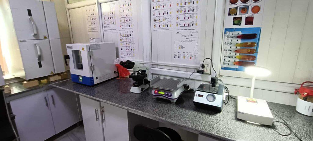 د غزني له حوزوي روغتون سره د ۲۱۸ زره ډالرو په ارزښت د طبي وسایلو مرسته وشوه