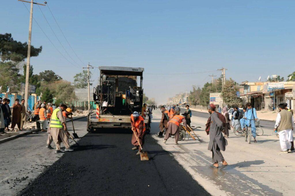 کار قیرریزی یک سرک به ارزش ۷۲ میلیون افغانی در بلخ آغاز شد