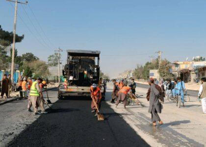 کار قیرریزی یک سرک به ارزش ۷۲ میلیون افغانی در بلخ آغاز شد