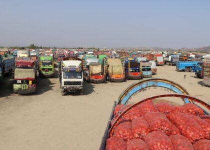 تاجران: به دلیل بسته‌شدن مسیر غلام‌خان روزانه میلیون‌ها افغانی ضرر می‌کنیم