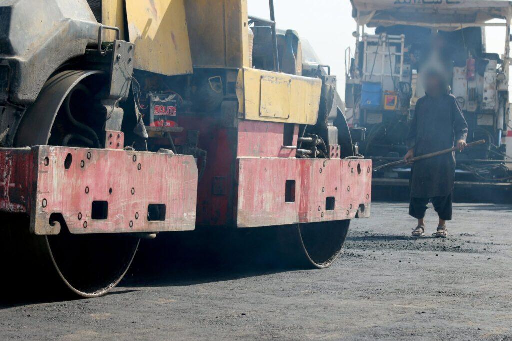 کار قیرریزی یک سرک به هزینۀ بیش از ۳۳ میلیون افغانی در شهر هرات آغاز شد