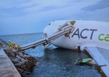 خروج یک طیاره از باند میدان هوایی در هانگ‌کانگ جان دو تن را گرفت