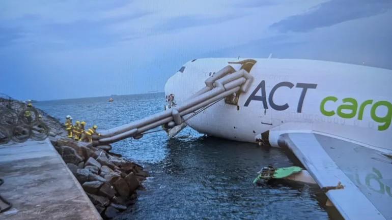 خروج یک طیاره از باند میدان هوایی در هانگ‌کانگ جان دو تن را گرفت